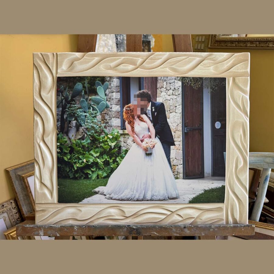 Cornice artigianale con foto, eseguita a mano su legno mdf di colore avorio spazzolato