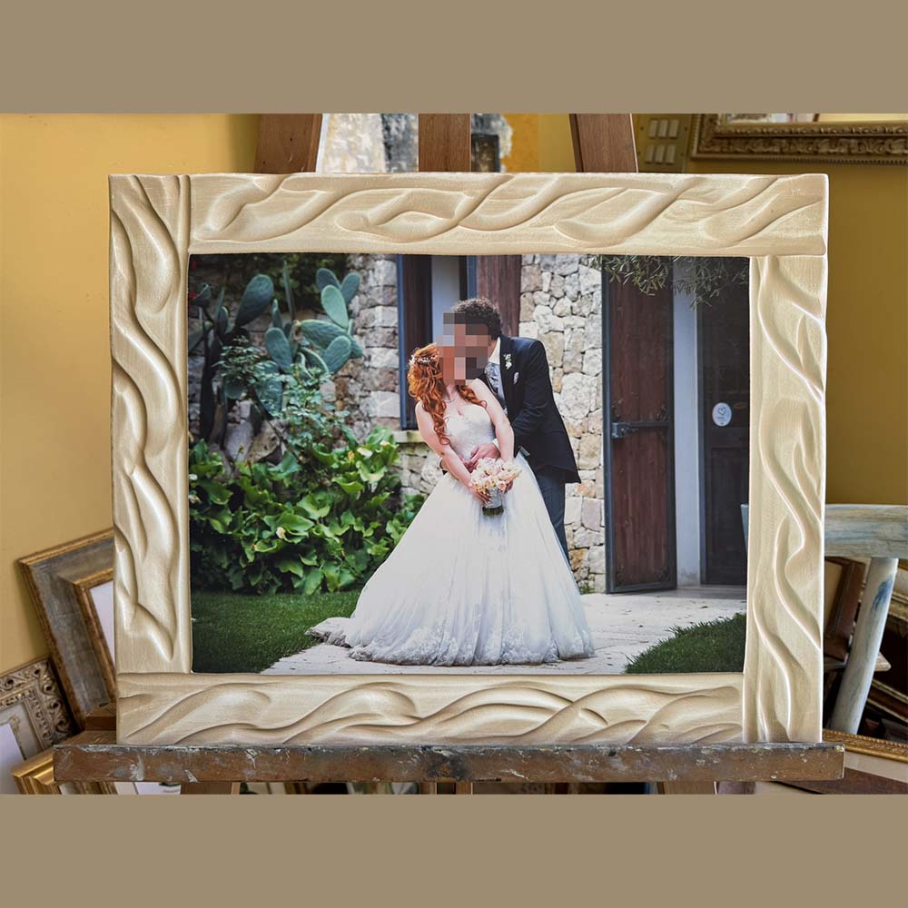 Cornice artigianale con foto, eseguita a mano su legno mdf di colore avorio spazzolato