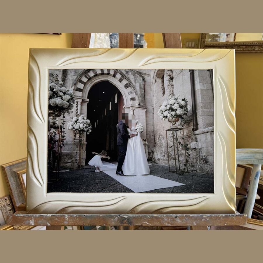 Cornice artigianale con foto, eseguita a mano su legno mdf bianca sfumata oro.