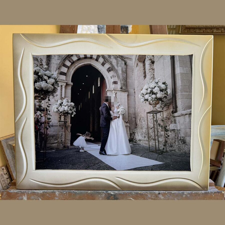 Cornice artigianale con foto, eseguita a mano su legno mdf bianca sfumata oro