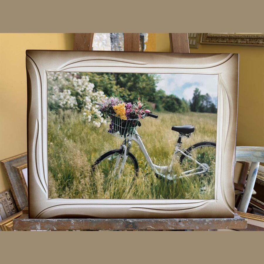 Cornice artigianale con foto, eseguita a mano su legno mdf di colore bianco sfumata noce