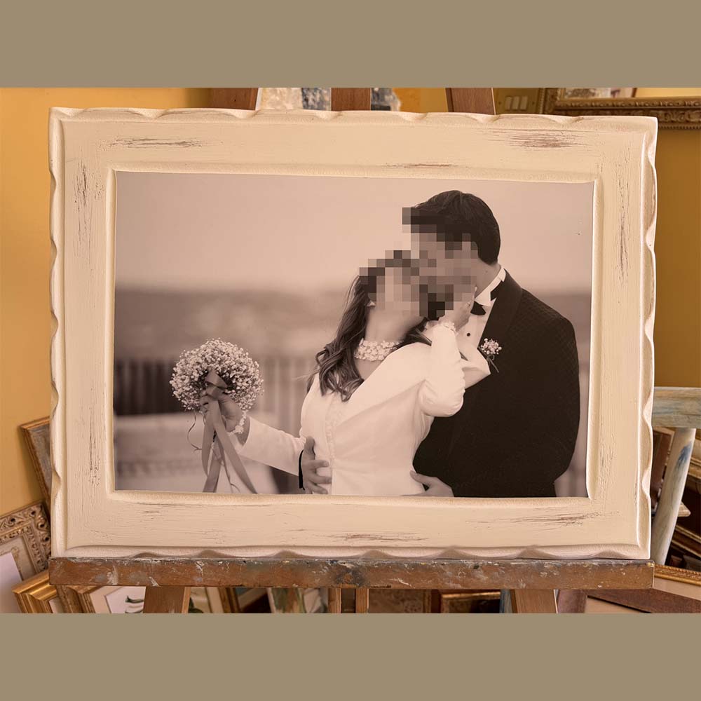 Cornice artigianale con foto, eseguita a mano su legno mdf di colore bianco shabby.