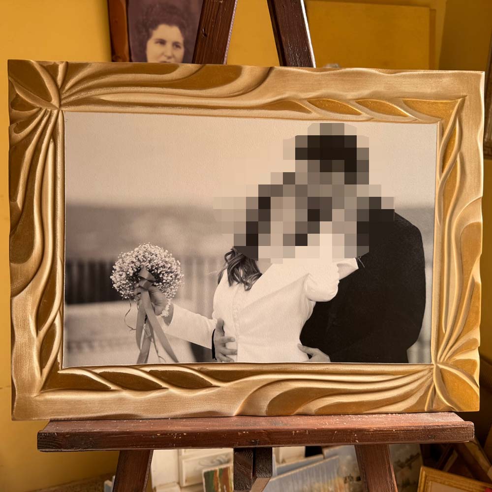 Cornice artigianale con foto, eseguita a mano su legno mdf di colore avorio con intarsi in oro