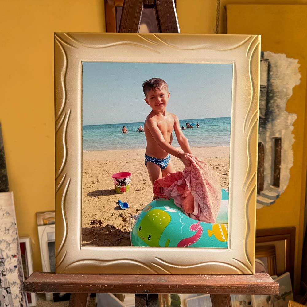 Cornice artigianale con foto, eseguita a mano su legno mdf di colore bianca sfumata oro